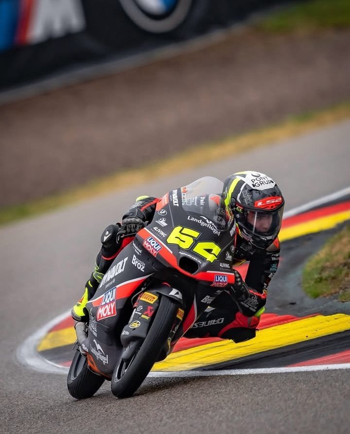 🏍Mundial Moto 3, 📍🇩🇪

TRIPLETE🇪🇦‼️

🥇David Muñoz
🥈Máximo Quiles
🥉José Antonio Rueda

Victoria de David tras adelantar en la ultimas curvas de la llegada en grupo.

Rueda sigue siendo muy regular y es más líder del mundial (73 puntos de diferencia)