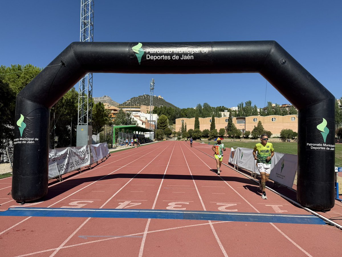 Jaime Gutiérrez, en hombres 🏃🏽 , y Elena Feligreras, en mujeres 🏃🏻‍♀️, los más rápidos en completar las 106 vueltas a la pista Ángel Cortés en la VII Maratón solidaria Ciudad de Jaén, que ha reunido a 150 participantes

Se ha disputado también por parejas y por equipos de cuatro