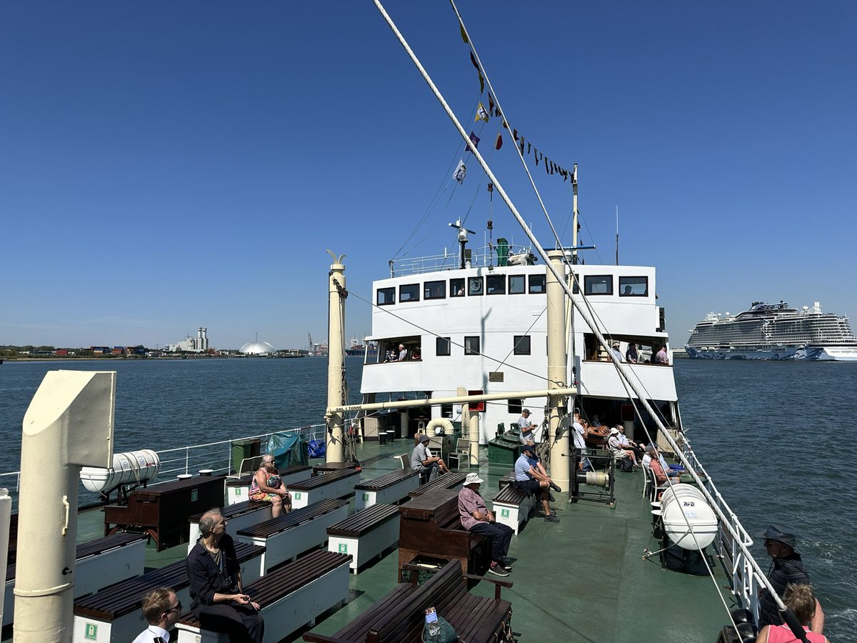 The sun is shining and it’s a beautiful day ☀️ 

We’re on route to one of our old stomping grounds — the Nab Tower! If you’re around the Solent today, keep an eye out and give us a wave 👋

#steamship #shieldhall #nabtower