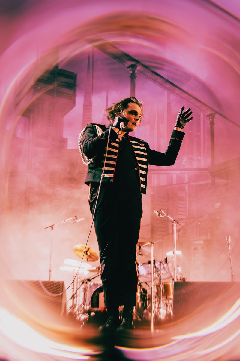 sara :3 🥀 NOT seeing mcr;/ 击 (@1adyofsorrows) on Twitter photo the lesbian flag colourpicked directly from this photo of gerard the lesbian flag colourpicked directly from this photo of gerard