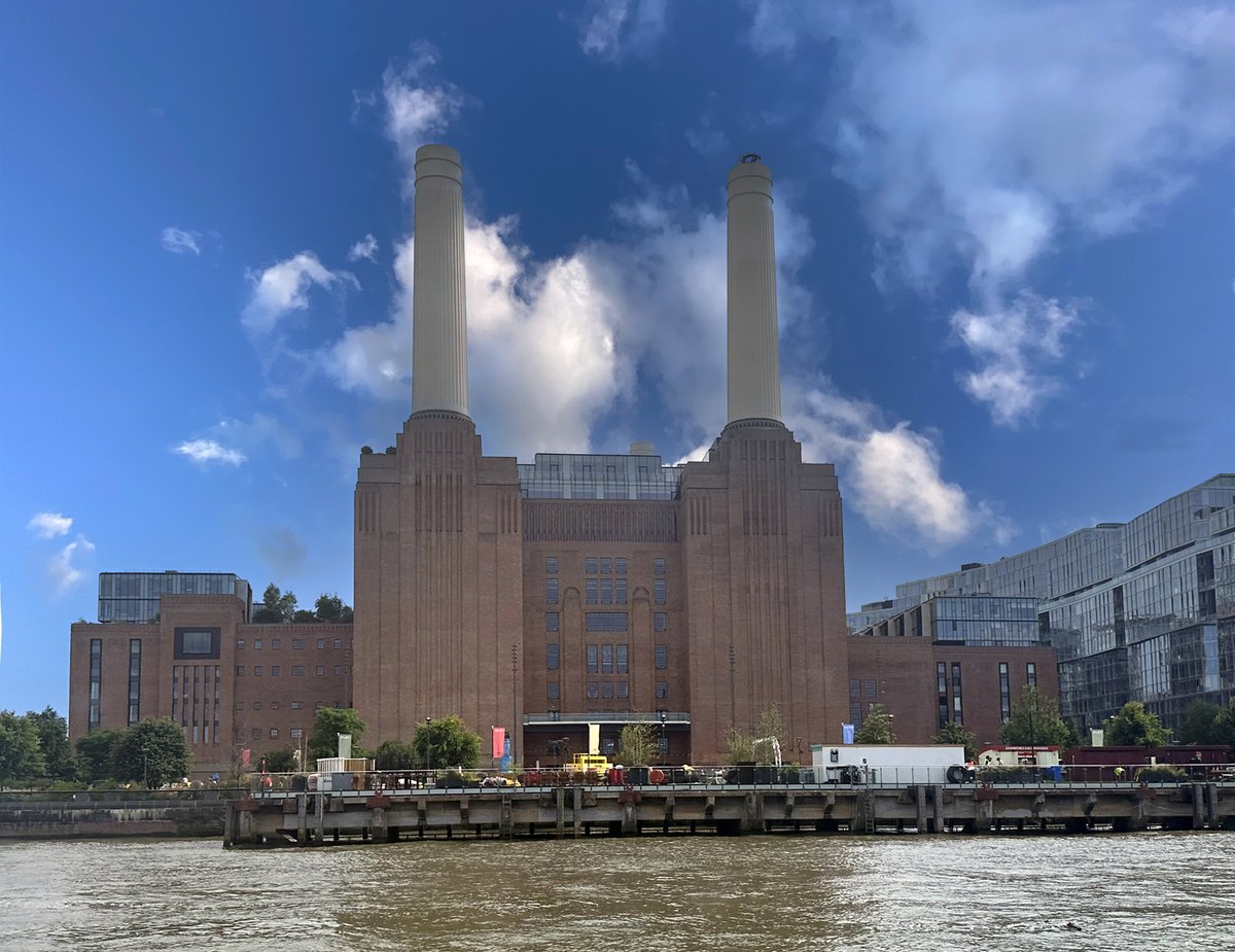 juanchapar's tweet photo. Battersea Power Station, London England 2025
#architecturephotography #londonbuildings #londonphotos
#artelondres #londonbuildings #londonphoto #digitalart
#edificioslondres #edificiosinglaterra #fineartphotograph
#fotoslondres #fotosdeedificios #photobuildings
#photographyart https://t.co/RVTZAl7trt