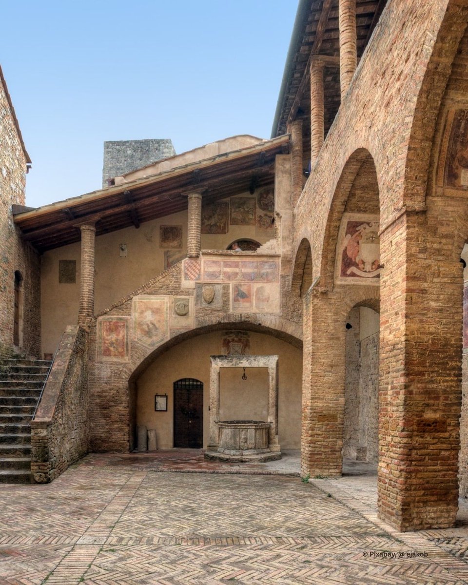 Ein Ort der Einkehr

San Gimignano war mehr als eine Stadt – es war ein Ankommen.
Wer auf der Via Francigena unterwegs war, dem erschien dieser Ort wahrscheinlich wie ein Geschenk: Mauern, die Schutz boten. Brunnen, die den Durst stillten. Und Höfe, in denen das Schweigen zu