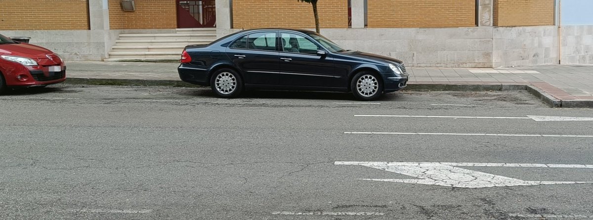 btrelles's tweet photo. Luego nos quejamos de que no hay zonas para aparcar...
Bien se podía hacer algo con eata gente, no crees @aytoviedo ???
Porque es zona blanca, pero cuando lo haga en azul os va a quitar de cobrar a otro coche ;-) https://t.co/EXERr7BZxt