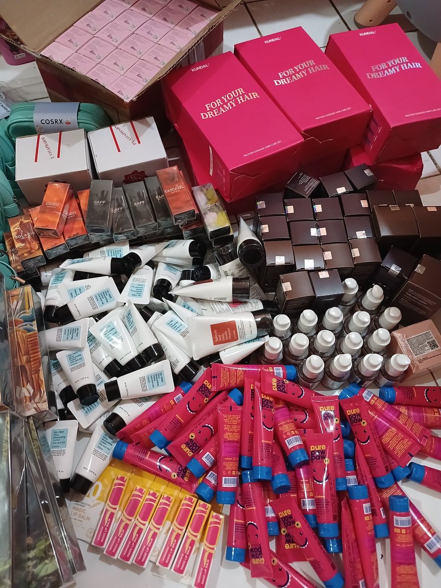 thumbelinana's tweet image. Hallo manteman 👋
Aku ada banyak skincare, makeup, parfum start 5k only‼️❣️
Boleh cek dulu yukk

Boleh bantu komen like biar gak ketinggalan 🥳🥳
📍Jombang Jatim
Bisa cod pylatter, avail di shope dan ttshop