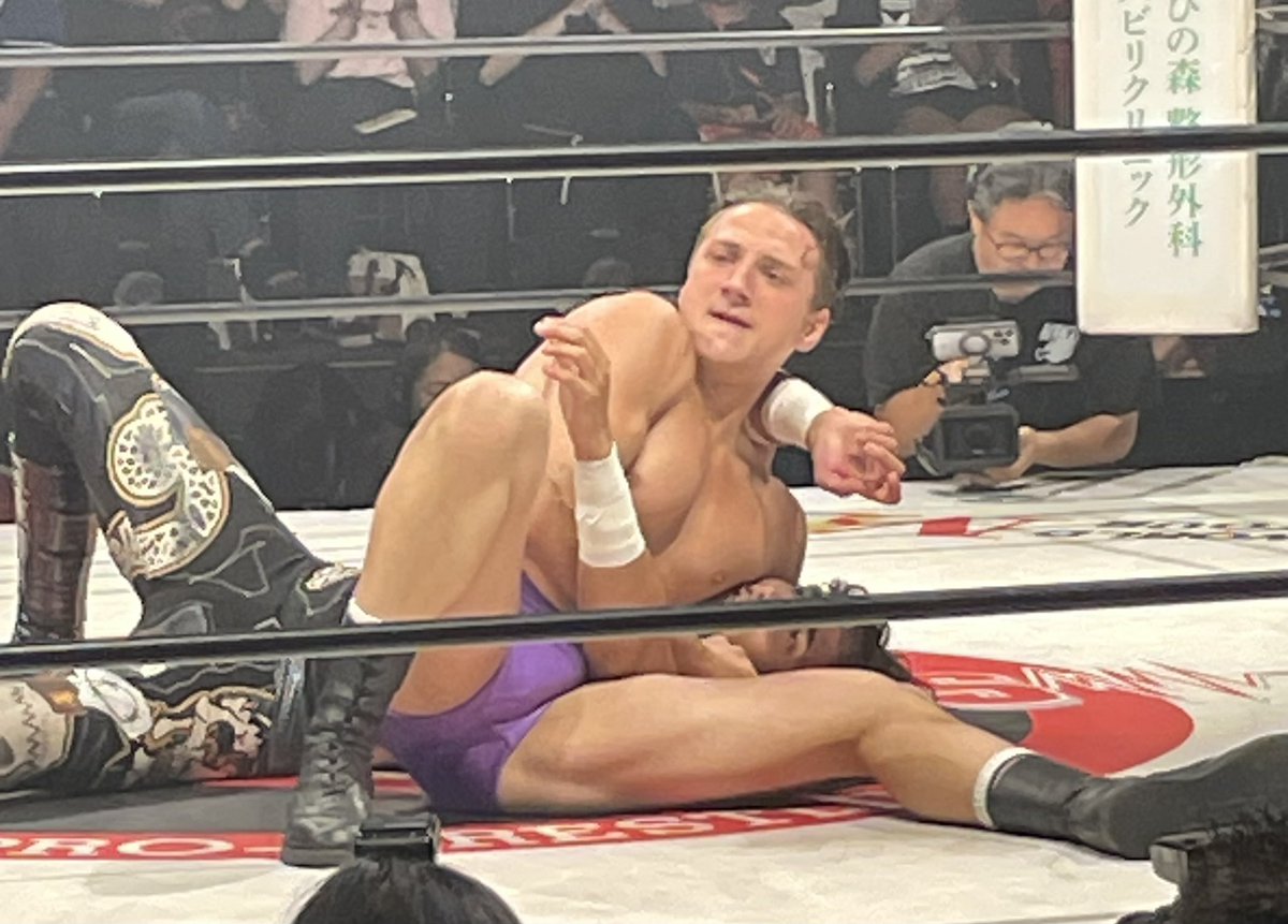 HAL_san_kamone's tweet photo. 今日の #RyanClancy は華やかさに加えて厳しさがあった

headlockを外さず、そして最後は見事なdropkickで今日も対戦相手の顔面を撃ち抜いた

彼の華やかなレスリングの裏には早朝からの鍛錬の積み重ねがある

例え画面越しでも、その勇姿を見続けたい

#マーベラスプロレス
#marvelousinternational https://t.co/tkcclBOrYt