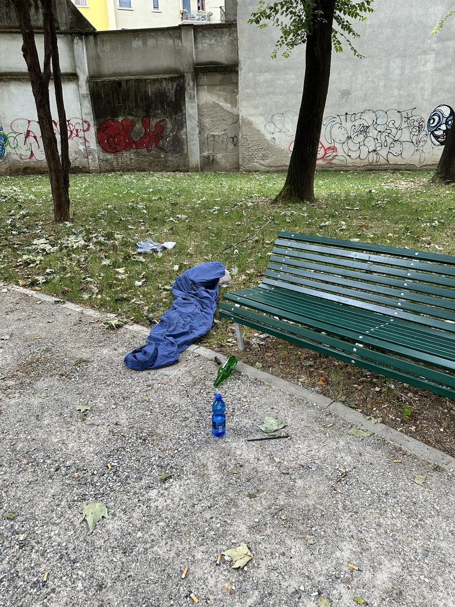 ClaudioMuggeo's tweet photo. Parco Via Luisa Sanfelice. Prati pieni di cocci di bottiglie, spazzatura gettata ovunque. È possibile un intervento? Grazie 🙏 

@amsa_spa @ComuneMI @BeppeSala https://t.co/fhYy7IBtbA