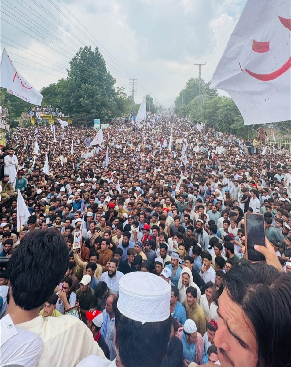 gulzafarkhan's tweet photo. شکریہ باجوڑ!!
باجوڑ میں زبردستی مسلط کردہ دہشتگردی کے کھیل تماشے کیخلاف لاکھوں لوگ سڑکوں پر!
مزید یہ ڈالری جنگ برداشت نہیں کریں گے۔
#BajaurAmanPasoon https://t.co/8IW1rgXcAi