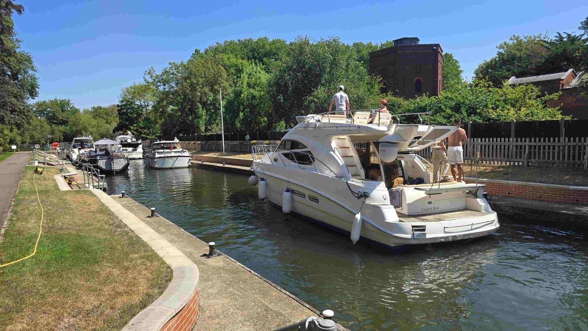 Traffic at my lock  #Thames #boating #Windsor <a href="/kriscruisers/">Kris Cruisers</a> <a href="/Dunkirk_Ships/">Dunkirk Little Ships</a> #GayVenture