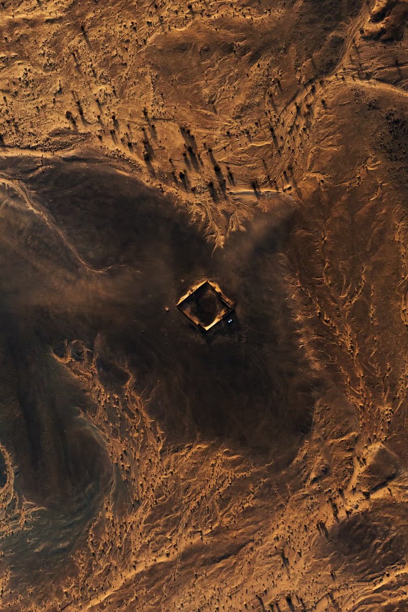 John Sears (@jd1sears) on Twitter photo Minted this stunning edition by adventurer extraordinaire <a href="/GiulioAprin/">Giulio Aprin</a> 🌍
Tucked near the Eye of the Sahara lies this perfectly square, man-made mystery—etched with precision into one of Earth’s most ancient landscapes.
Geometry vs geology. Silence vs story.
Absolutely Minted this stunning edition by adventurer extraordinaire <a href="/GiulioAprin/">Giulio Aprin</a> 🌍
Tucked near the Eye of the Sahara lies this perfectly square, man-made mystery—etched with precision into one of Earth’s most ancient landscapes.
Geometry vs geology. Silence vs story.
Absolutely