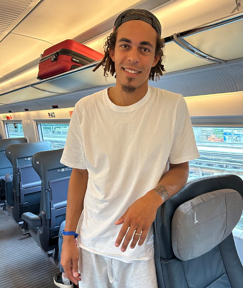 FranHerreraGa's tweet photo. Yussuf Poulsen (31) ha llegado esta mañana a Hamburgo a las 10:37 horas en el ICE y se ha bajado en la estación de #Dammtor. Allí le esperaba un empleado del club, que le ha acompañado hasta el cercano Hotel “Grand Elysee”, donde se alojará temporalmente…

#HSV https://t.co/C7vNenCCJS