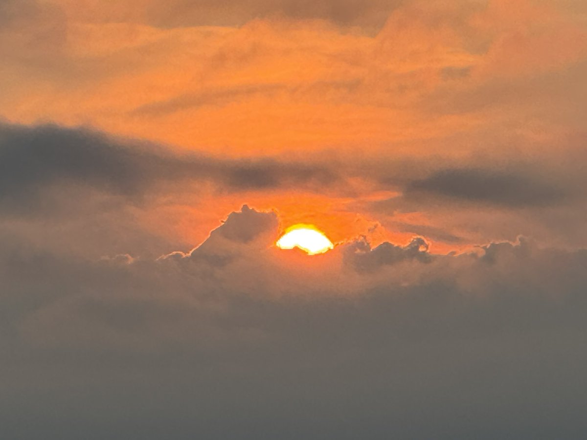 StewartVerdery's tweet image. Peekaboo Sunday #sunrise over the #DMV @capitalweather @PoPville @StormHour @ThePhotoHour @dcstormchaser