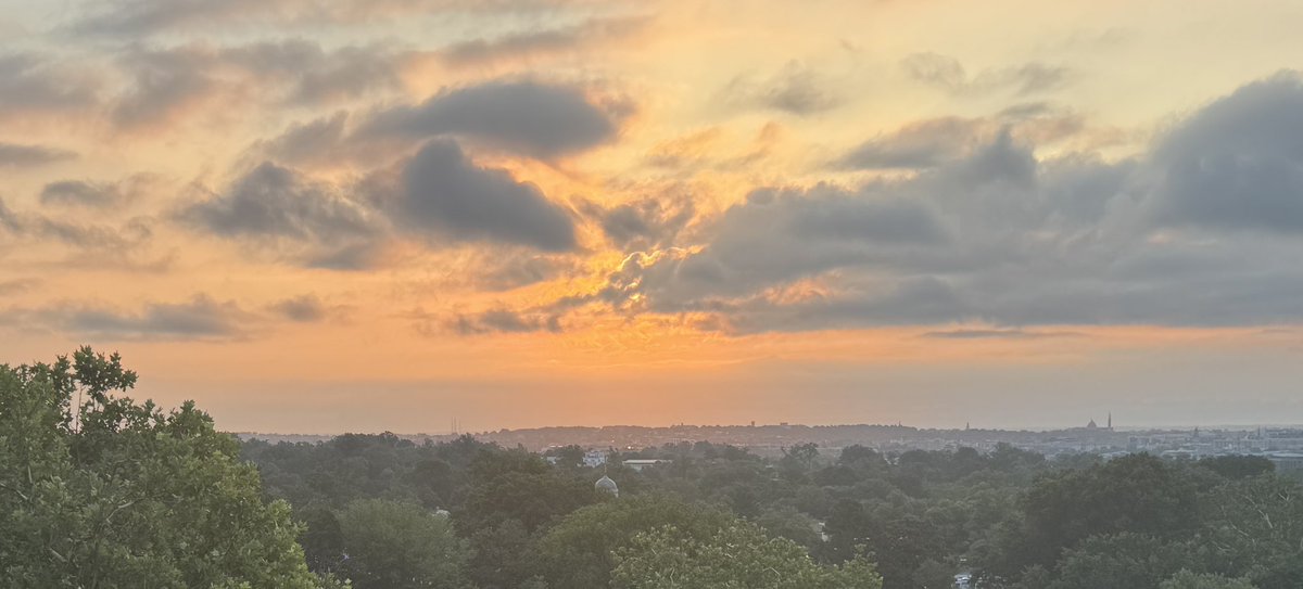 StewartVerdery's tweet image. Peekaboo Sunday #sunrise over the #DMV @capitalweather @PoPville @StormHour @ThePhotoHour @dcstormchaser
