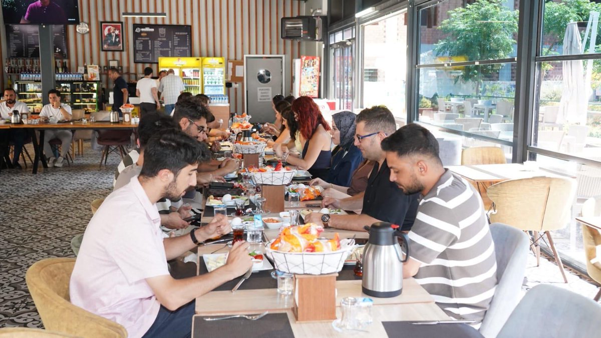 CHPGencPendik's tweet photo. Pendik Gençlik Kolu olarak yeni aramıza katılan genç arkadaşlarımız ile birlikte kahvaltı programımızı gerçekleştirdik.

#chpgençlik https://t.co/a5KpK7gB4e