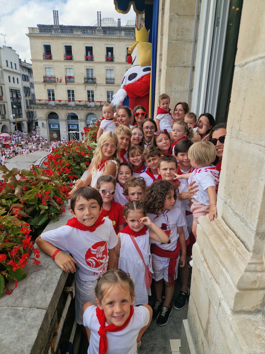 VilleDeBayonne (@villedebayonne) on Twitter photo 🔻 Fêtes de Bayonne | 20 enfants bayonnais étaient invités à assister au Réveil du Roi Léon depuis le balcon de l'Hôtel de Ville, ce dimanche midi.
Ils sont les heureux lauréats d'un jeu-concours ouvert à tous proposé par la <a href="/VilleDeBayonne/">VilleDeBayonne</a> pour la seconde année consécutive. 🔻 Fêtes de Bayonne | 20 enfants bayonnais étaient invités à assister au Réveil du Roi Léon depuis le balcon de l'Hôtel de Ville, ce dimanche midi.
Ils sont les heureux lauréats d'un jeu-concours ouvert à tous proposé par la <a href="/VilleDeBayonne/">VilleDeBayonne</a> pour la seconde année consécutive.