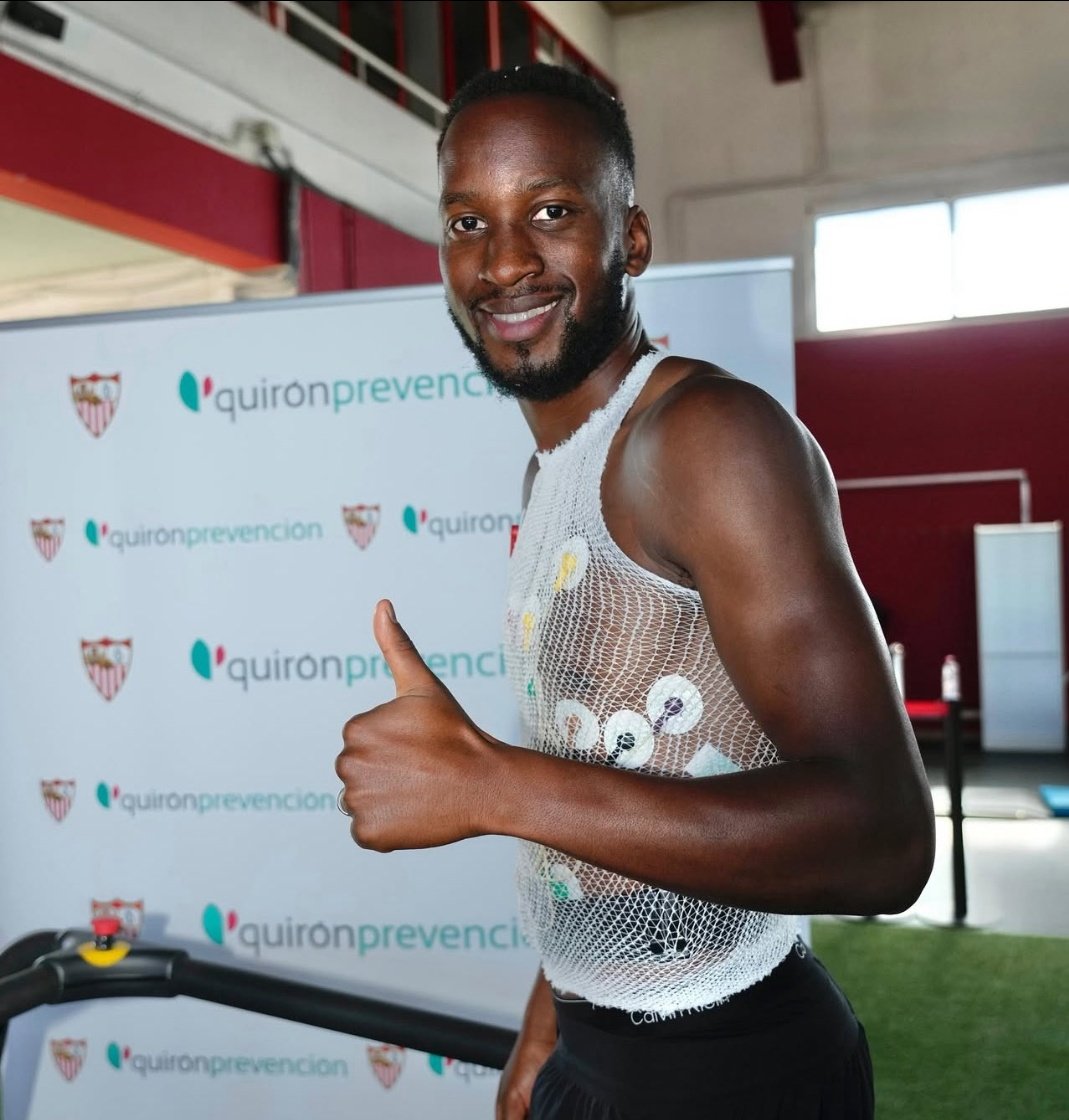 Badé y Lukebakio han pasado el reconocimiento medico y están preparados para empezar la pretemporada. Son felices en Sevilla y no están dispuestos a irse. Su nuevo rol de 'veterano' les llevará a inculcar a que hay que dejarse el alma por el equipo y su afición.
Los inseparables.
