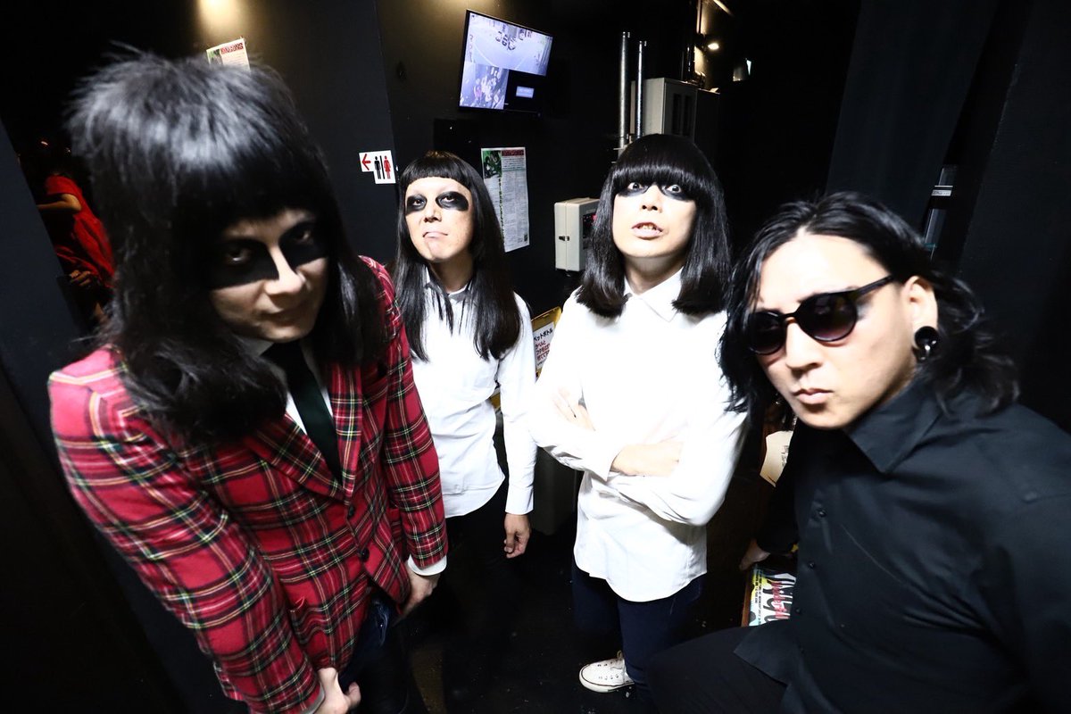 【国内ラストライブLIVE終了!!】

本日は宇都宮STUDIO KENTにて
"W-CUP vol.37"
KiNGONS VS KiNGONS(WONDERFUL GIRL season)でした!!
KiNGONS(WONDERFUL GIRL season)との激突は新鮮でしたね!!

次回POP OF THE WORLDというALBUMをリリース予定らしいのでまた激突しましょう!!🔥
来てくれたお客さん
