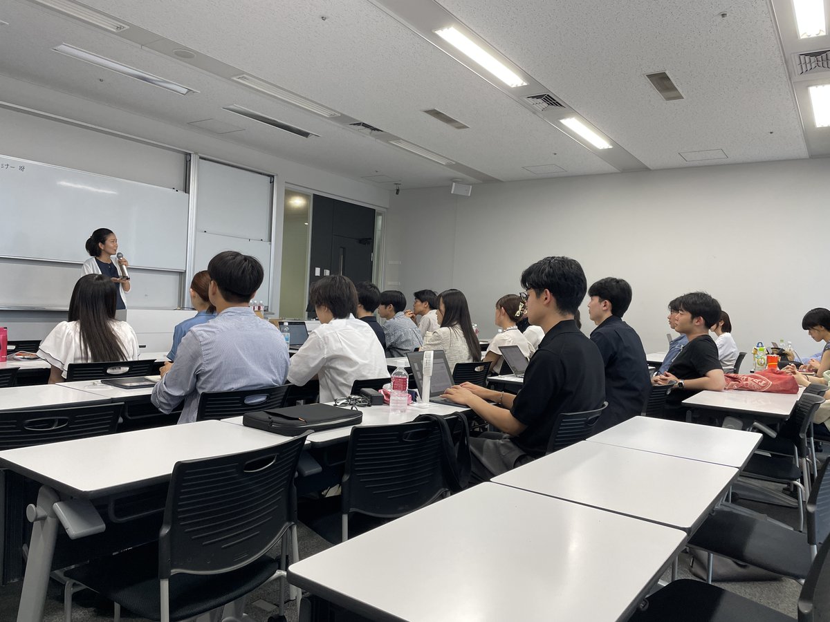 yastodo's tweet image. ゼミのOBOGによる現役学生向けの職業説明会を開催。毎年ながら、社会で勝負する卒業生の話がすばらしい。卒業後数年でこんなにすごい仕事ができるようになるんだと感動。
忙しいのに手弁当で後輩のために来てくれてありがとう!みんなのことが誇りです。
自分もがんばらねば。