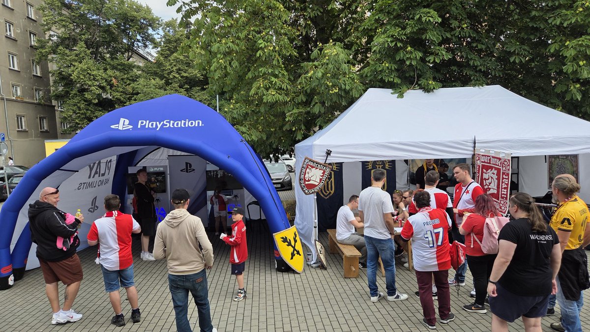 SirTobi28's tweet image. Matchday!!! @slaviaofficial fans lead 6:2 vs. @DynamoDresden fans playing @KingdomComeRPG farkle! #fairplay