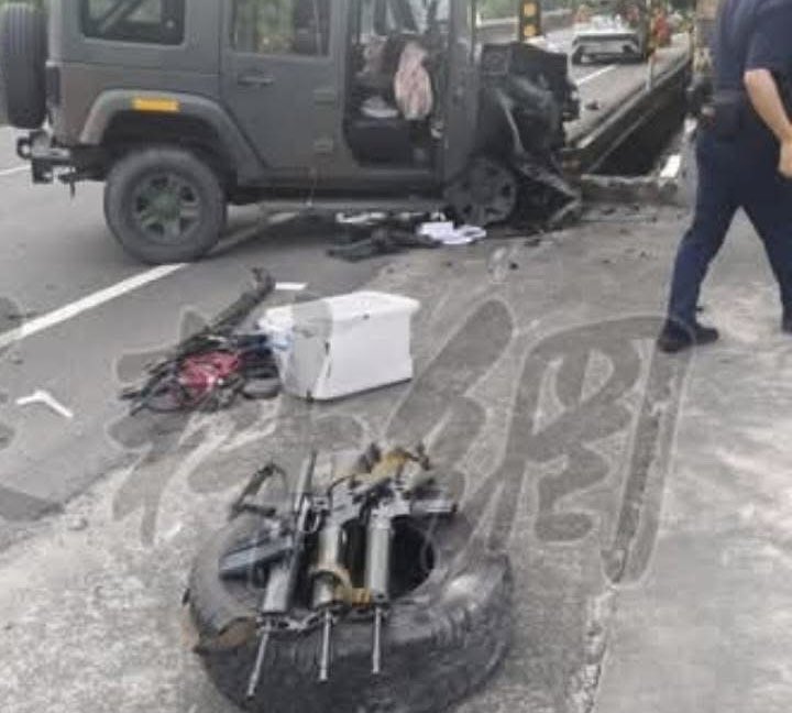 湾汉光演习科目军车撞石墩，
军车惨败，三名士兵送医院。