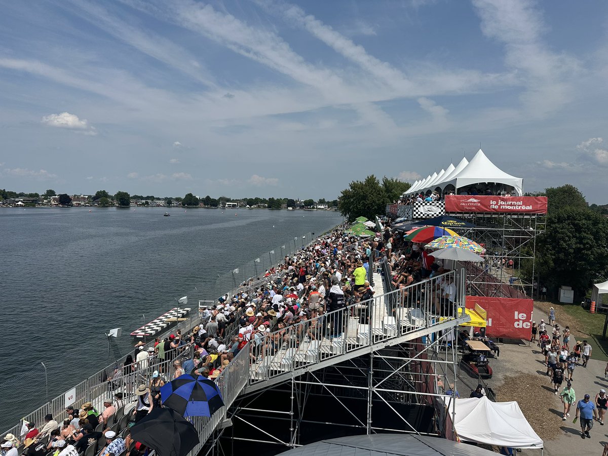 yfblanchet's tweet image. Magnifiques et caniculaires journée et soirée sur le site de la 85e édition - que nous avons soulignée - des Régates de Valleyfield, spectaculaire et importante signature touristique et estivale de ce coin du Québec, avec bien sûr Claude DeBellefeuille.
Merci pour l’accueil!…