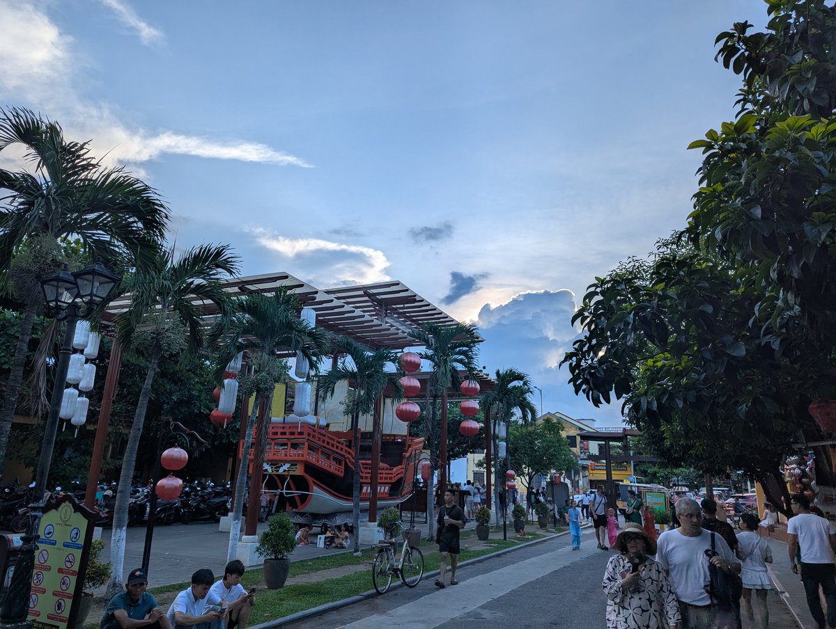 mohan0799's tweet image. After living in Da Nang for almost 5 months, I finally decided to visit Hoi An this fine Sunday afternoon under the scorching sun, and it’s đẹp quá!