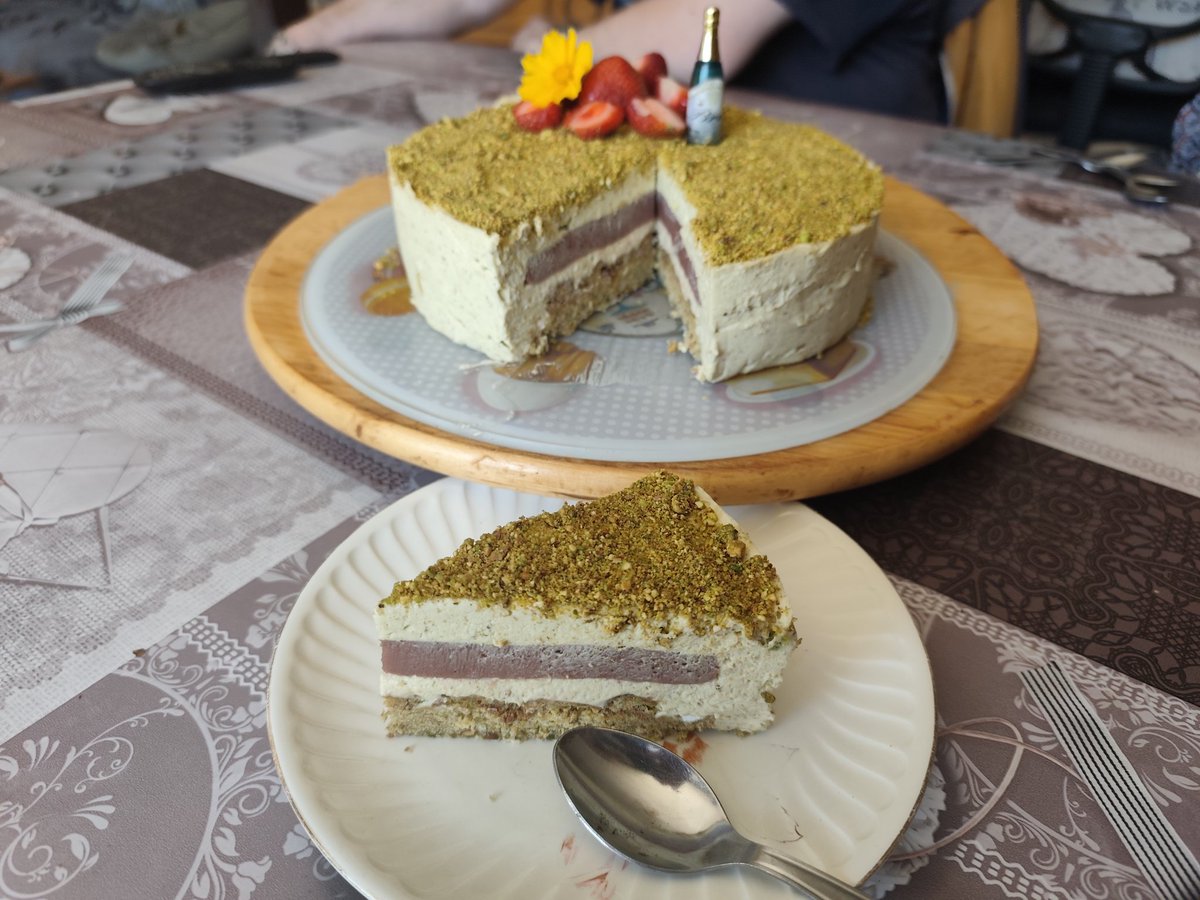 nittronic's tweet image. Entremets fraises pistaches pour l&apos;anniversaire de ma maman.
Base biscuit pistache, croustillant pistache, crémeux fraises, ganache montée chocolat blanc pistache.

Par moi-même et pour tout le monde ! Miam-miam.😋😋😋