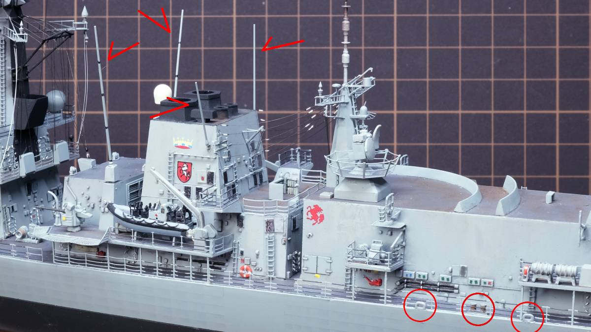 Tobiiro2's tweet image. 仕上げ 5 (おしまい)
①煙突周囲にアンテナを4本取り付け
前の二本は左右対称の倒れですが、煙突に付いた二本は左右で長さと角度が違います。
②ボラードとフェアリーダー取り付け
やっと船本体が完成しました😃