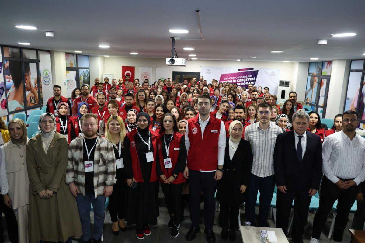 enes_efendioglu's tweet photo. Gençlik Çalışanı arkadaşlarımızın kapasite, bilgi ve tecrübelerini arttırmak için tam 1 sene önce başlattığımız Gençlik Çalışanları Yetkinlik Çerçevesi’nde 1. modülü tam 17 dönem kesintisiz eğitim ile tamamladık ve 2342 Gençlik Çalışanı arkadaşımızı yoğun eğitime tabi tuttuk.

Şimdi sırada 2. modül ve akabinde Uzmanlık Modülleri var. Gençlik Merkezlerimizde gençlerin daha donanımlı ve faydalı içerikler ve ortamı bulmasını sağlayacak mesai arkadaşlarımızla 2. Modül eğitimlerinde bir araya gelmek için heyecanlıyım.👏🤩