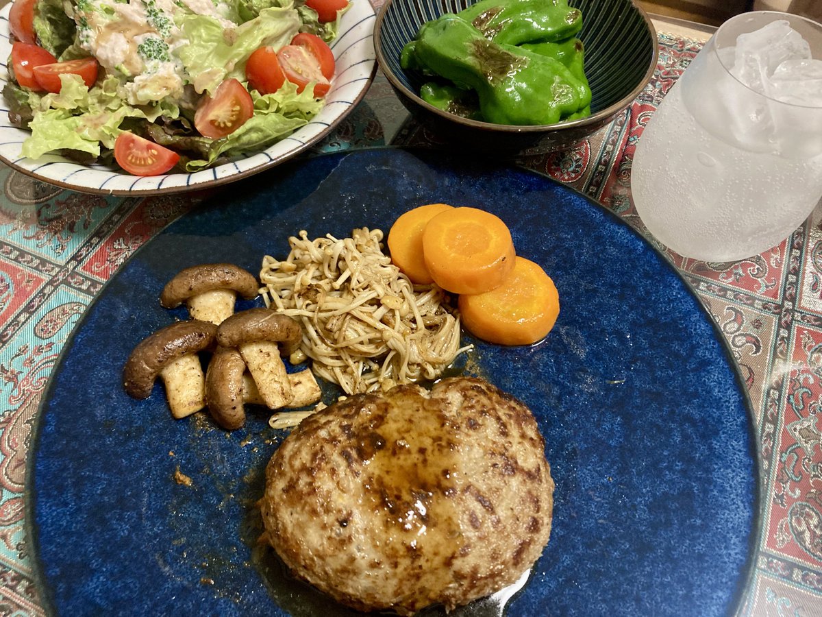 僕が丁寧に作ったハンバーグを見てください。人参は面取りして、削って出た余りは刻んでハンバーグに混ぜました。最近ハンバーグと一緒にピーマンを食べるのにハマっています。ちなみにサラダは妻が作ってくれました。
