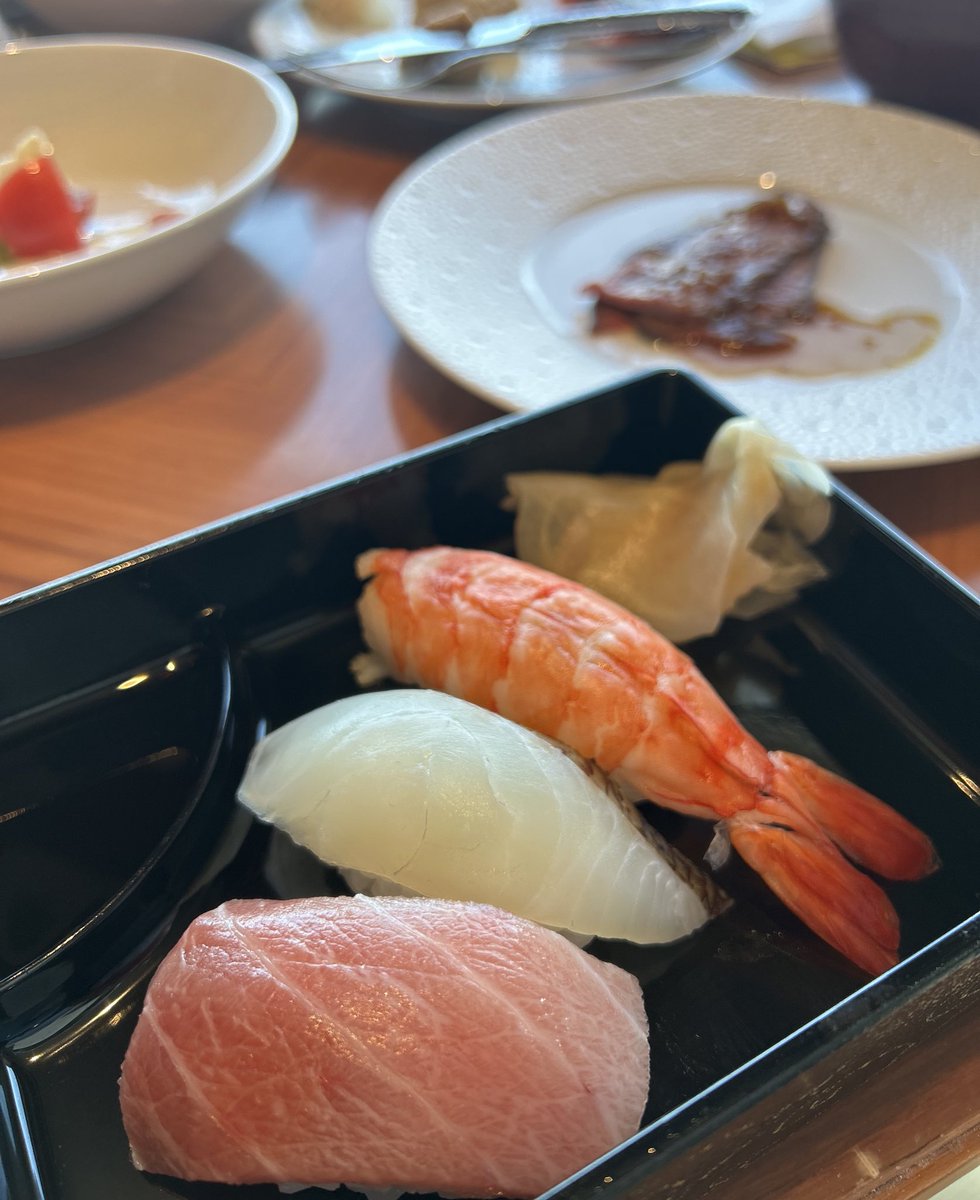 hidepapa08's tweet photo. スペシャリティーサロンのスタッフ皆様
いつも最高のおもてなしで母親にとって
忘れられない思い出となりました
また2日共ブルーインパルスも見れて感動！
暑い夏に食べるカラスミ蕎麦と鱧寿司が
最高に美味しかったです。
OFURO上がりのバスローブでのお昼寝も
超おすすめ。

#ブルーインパルス https://t.co/lNtJQrfIWm