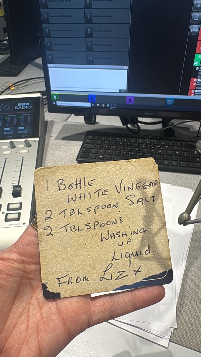 Was handed this in Onllwyn Welfare last night by the hilarious Liz - her recipe for weed killer. 
What a hack! Have you got any life hacks or top garden tips for me please? 👇🏻
Try and beat Liz 🤣🪴👩🏻‍🌾