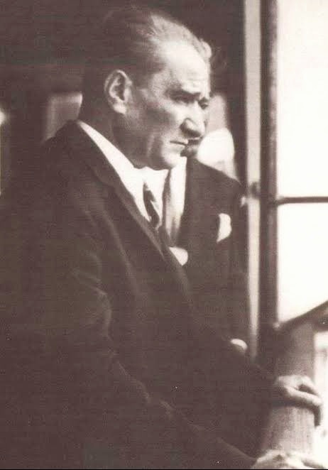 "Gece hiç uyuyamadım... Acaba bu vaziyet bizim için ne gi­bi ihtimaller doğurabilir diye düşündüm durdum. Uykum kaçtı. Her neyse... Yaşarsak önümüze çıkacak güçlükleri, bağlandığımız prensipler çerçevesinde yenmeye çalışırız ve yeneriz."

Atatürk - 10 Şubat 1934