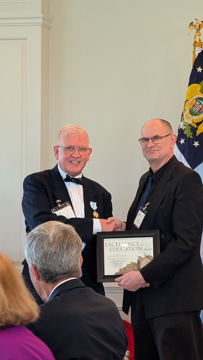 AmRevInstitute's tweet image. Congratulations to Russell Hart, the first recipient of the Society of the Cincinnati in the State of Connecticut’s Excellence in Education Award! Mr. Hart, a 2014 alum of our #MasterTeachersSeminar teaches #Americanhistory at #PlainfieldHighSchool in CT! #RevWar