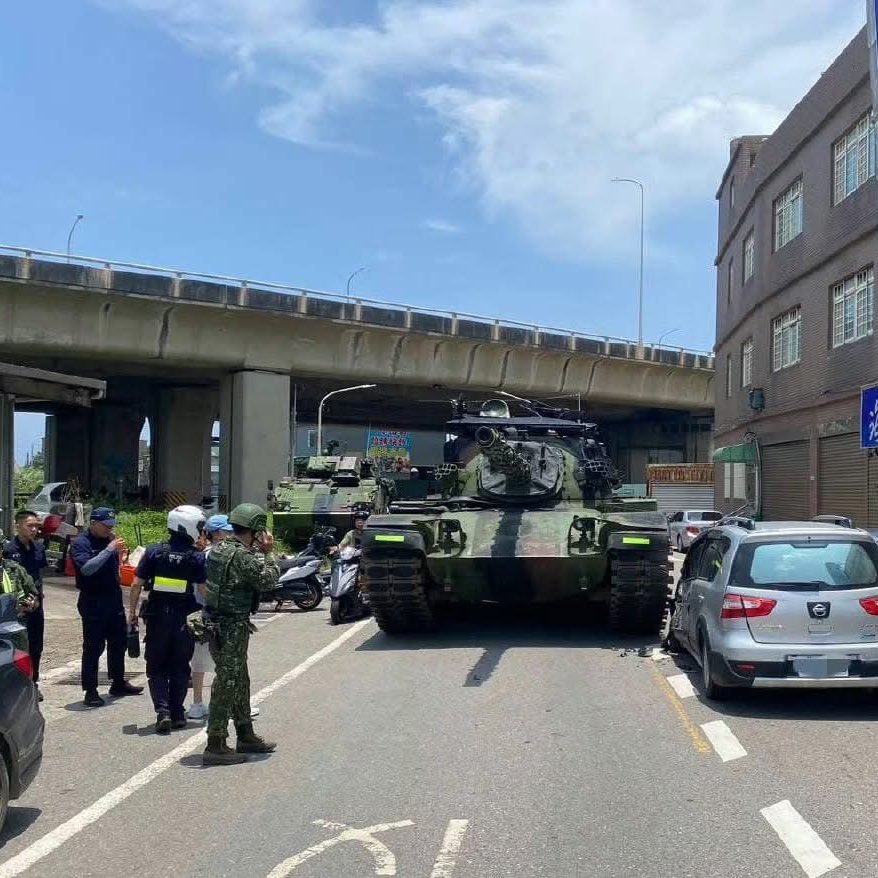 湾汉光演习科目：坦克撞私家车
坦克胜出🏆