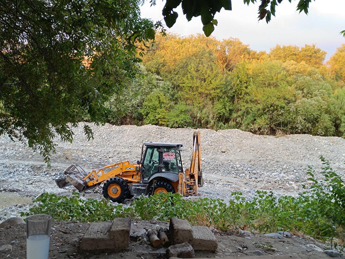 Memlekette kuraklık var !
SU çok büyük sorun !
Bahçesini belediye suyu ile sulayana ceza yazılacak diye bir söylenti var.
Bildiginiz üzere #BizimAsi nehrine kepçeler girince su da gitti asi doğası da.
Hâliyle bahçesini asi nehrinden sulayan çiftçi ve ağaçlar susuz kaldı !
Bu