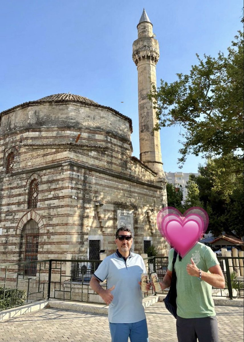 Nima_Ros's tweet image. Till minne av Salwan Momika deltog vi i en fredagsbön i Albanien.
Skål – jag menar Allahu Akbar!
#Salwanmomika
#Fredagsbön
#Yttrandefrihetisverige