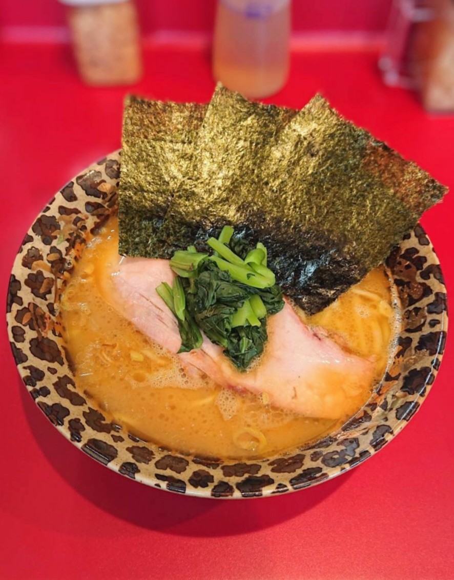 五井
「ラーメン濱野家」
ラーメン 並 全普通

バランス型のスープから徐々にカエシが効いてきて 酒井製麺の中太麺はもっちり✨強めの燻製チャーシューもめちゃくちゃ美味しかったです🎶野良裏家/裏武蔵家さんから頂いたギャルな丼は🍜お好みの最後に「Ayuでぇ〜す」で確定🐆7/12初訪🔰