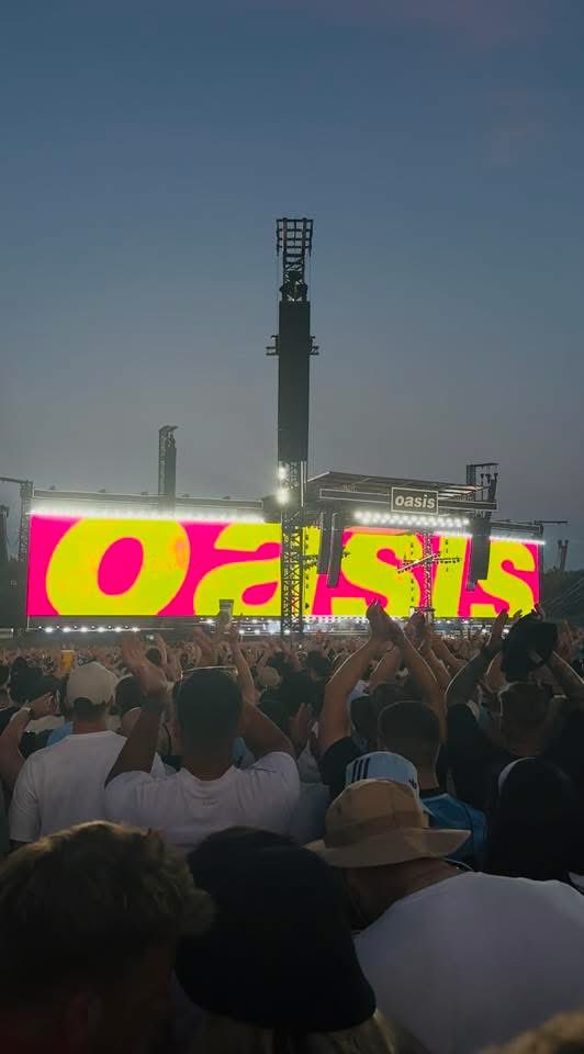 It was great seeing Noel Gallagher wielding Les Paul guitars again, damn they were loud! 🔊