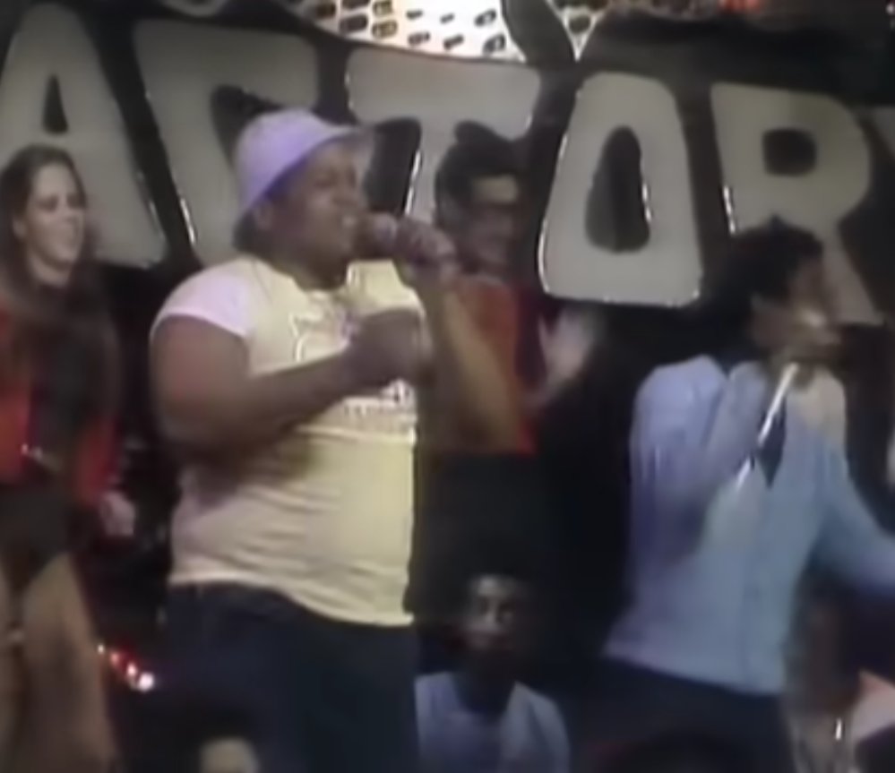 t0ffee78's tweet photo. @J5590037987860 @PatrickCagoul @WiJayWhelan Big bank Hank wore a bucket hat on rappers delight video in 1979 https://t.co/lkTNvxGggH