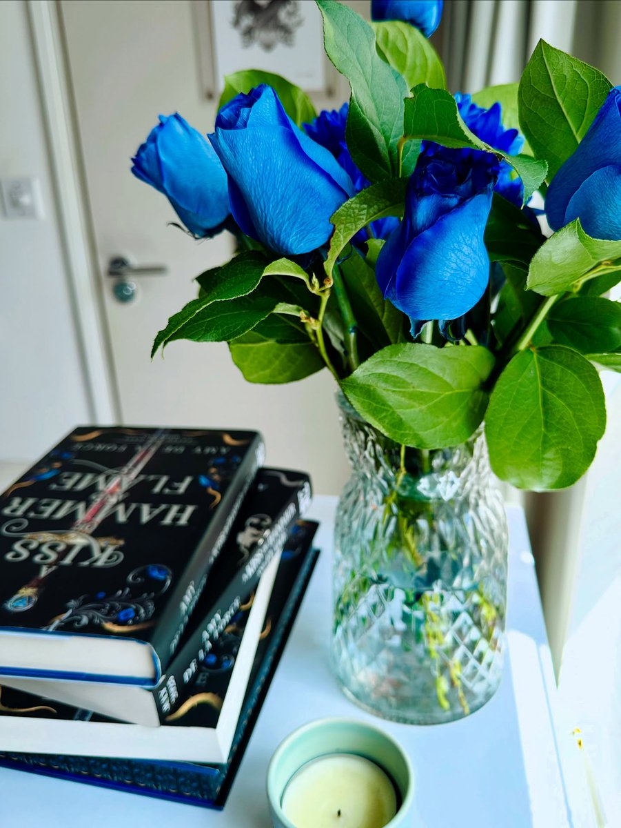 amydelaforce's tweet image. The A KISS OF HAMMER AND FLAME book stack and blue roses, thanks to my husband. 🥰 💙🖤🩵 #AKOHAF