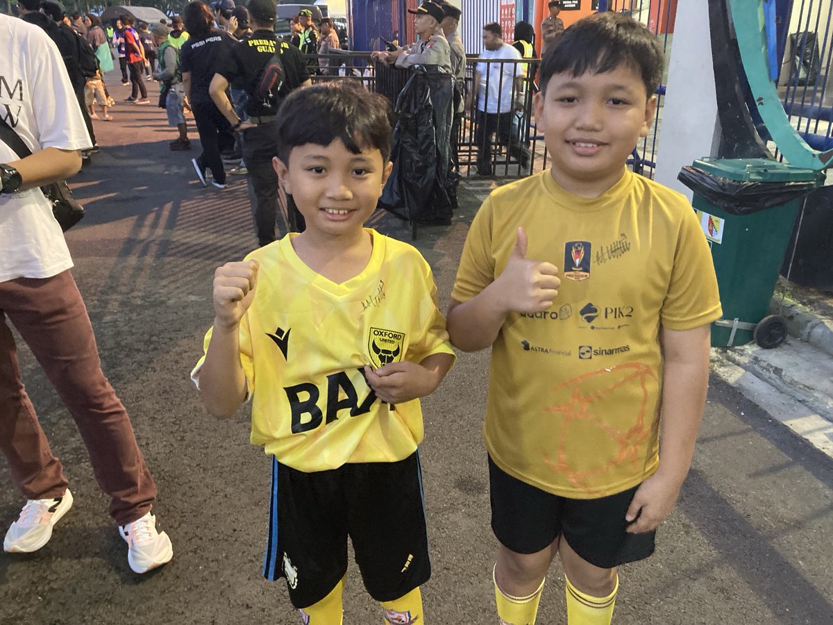 bbcoxfordsport's tweet image. FINAL FEVER: Fans arrive in Bandung’s SJH stadium for tonight’s President’s Cup Final! #oufc. We’re on air from1300 UK time on @BBCOxford