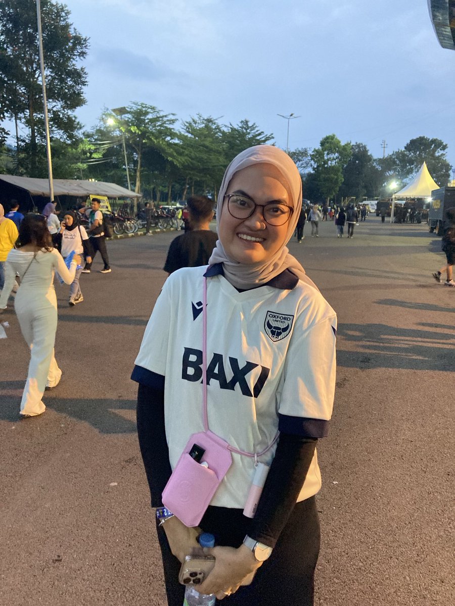 bbcoxfordsport's tweet image. FINAL FEVER: Fans arrive in Bandung’s SJH stadium for tonight’s President’s Cup Final! #oufc. We’re on air from1300 UK time on @BBCOxford