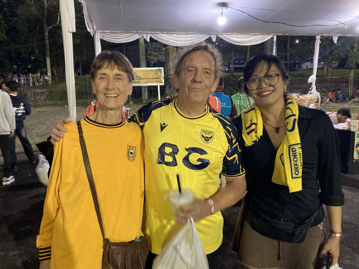 bbcoxfordsport's tweet image. FINAL FEVER: Fans arrive in Bandung’s SJH stadium for tonight’s President’s Cup Final! #oufc. We’re on air from1300 UK time on @BBCOxford