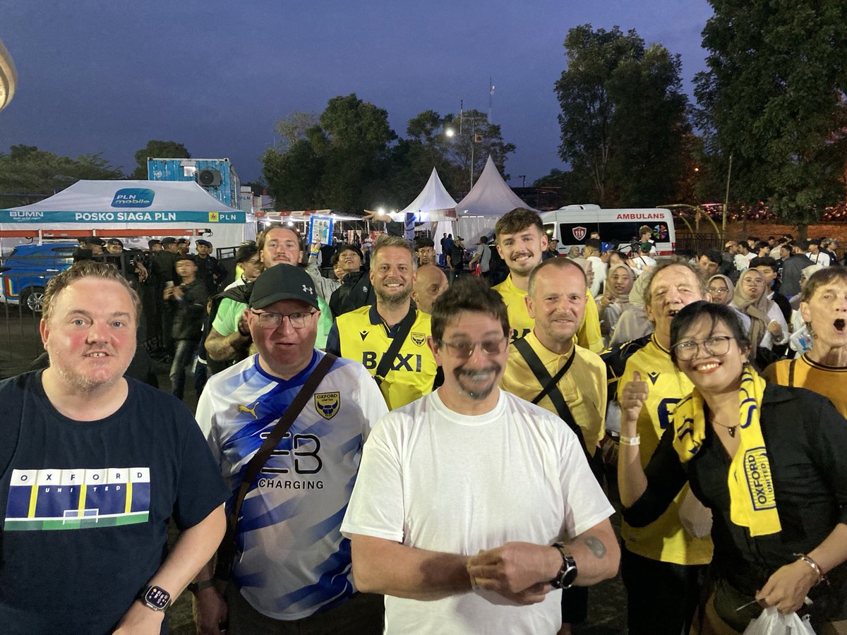 bbcoxfordsport's tweet image. FINAL FEVER: Fans arrive in Bandung’s SJH stadium for tonight’s President’s Cup Final! #oufc. We’re on air from1300 UK time on @BBCOxford