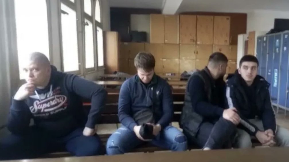 vladimir_mihic's tweet image. Slika 1: Batinaši koji su studentkinji slomili vilicu bezbol palicama i ostavili je da leži u bolovima 45 minuta dok se Hitna pomoć nije udostojila da dođe.

Slika 2: 6 studenata i aktivista, političkih zatvorenika, koji su u kućnom pritvoru. Pored njih, još šestoro su u egzilu.…