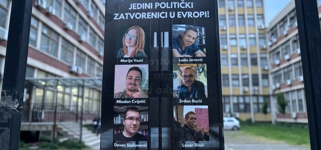 vladimir_mihic's tweet image. Slika 1: Batinaši koji su studentkinji slomili vilicu bezbol palicama i ostavili je da leži u bolovima 45 minuta dok se Hitna pomoć nije udostojila da dođe.

Slika 2: 6 studenata i aktivista, političkih zatvorenika, koji su u kućnom pritvoru. Pored njih, još šestoro su u egzilu.…