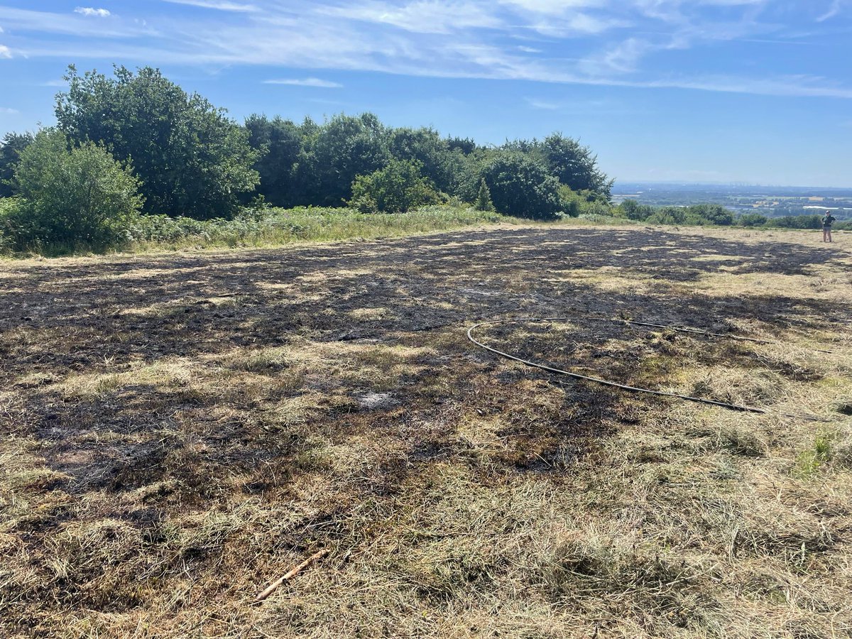 Firefighters from Skelmersdale &amp; <a href="/WLBC_Rangers/">WLBC Rangers</a>  recently attended a fire at Beacon Country Park

🔥FIRE SAFETY REMINDER🔥
Please avoid BBQs in our green spaces to help protect local wildlife 🌲
If you spot a fire call 999 🤳
Use 'what3words' app to help pinpoint your location 📌
