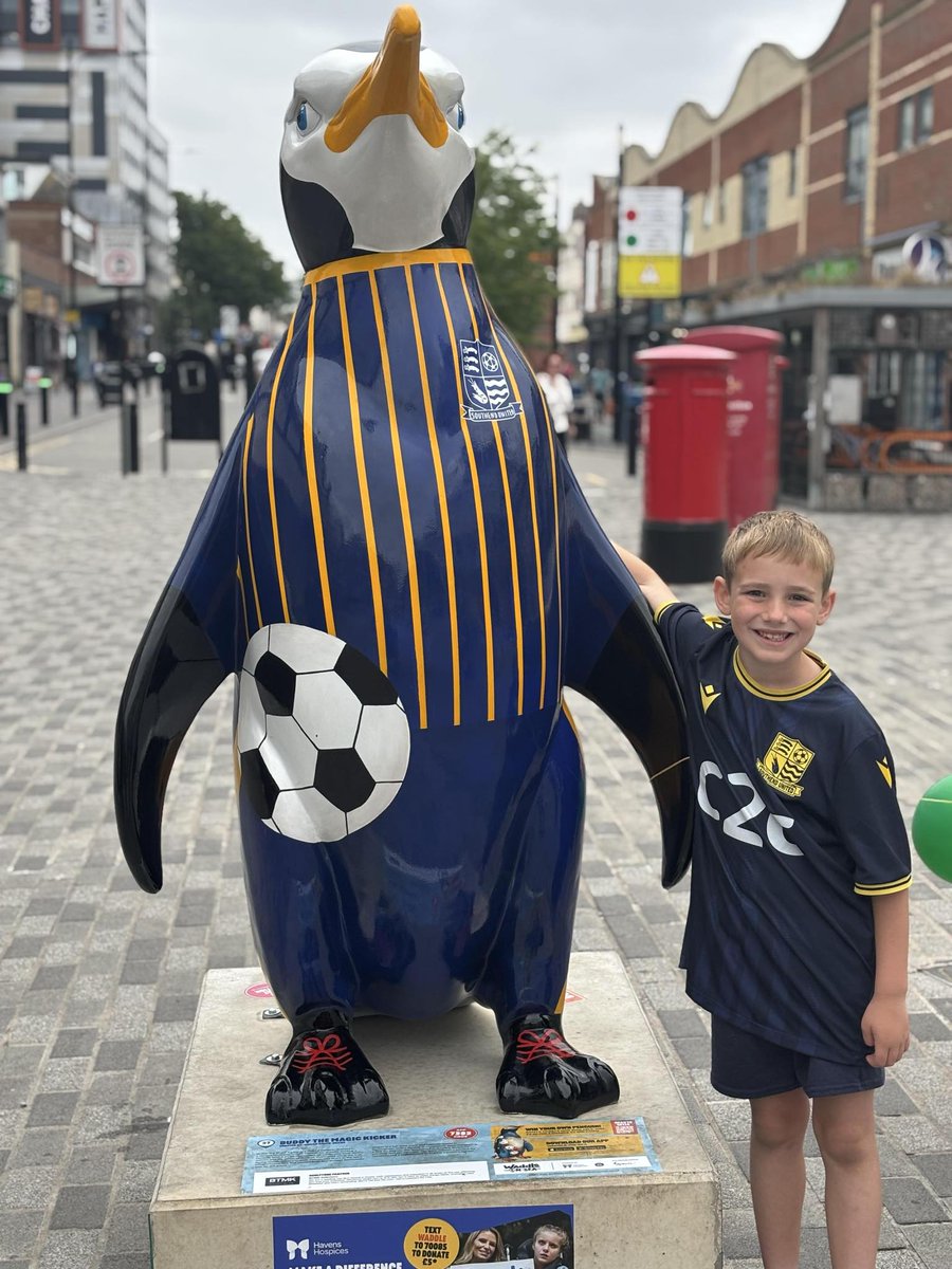 JuniorBlues2's tweet image. Have you spotted Buddy the Magic Kicker in the @waddleonsea #arttrail which has just arrived in #Southend?
Here's one young @JuniorBlues2 membet who just happens to be called Buddy as well, with his namesake!
@SUFCRootsHall @shrimperstrust @BTMKSolicitors #penguin #waddleonsea