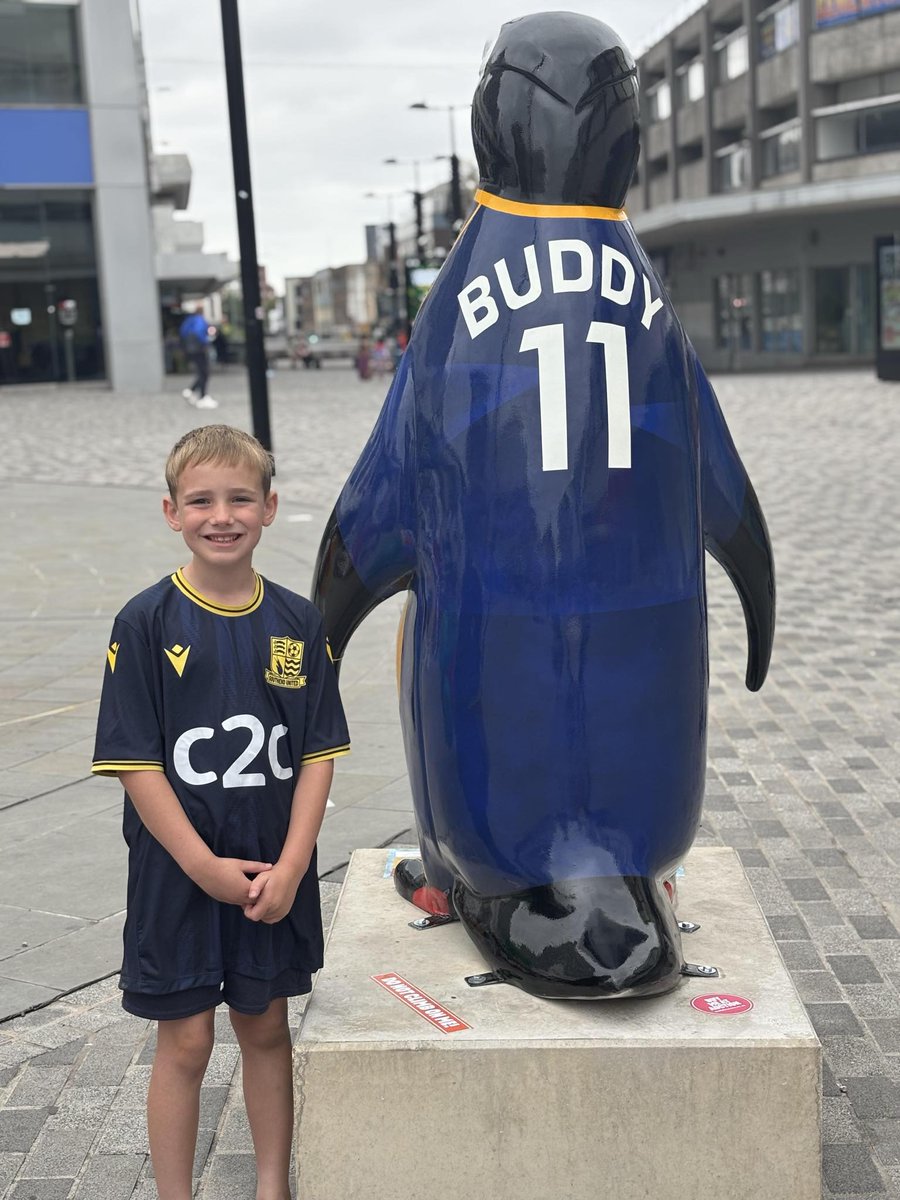 JuniorBlues2's tweet image. Have you spotted Buddy the Magic Kicker in the @waddleonsea #arttrail which has just arrived in #Southend?
Here's one young @JuniorBlues2 membet who just happens to be called Buddy as well, with his namesake!
@SUFCRootsHall @shrimperstrust @BTMKSolicitors #penguin #waddleonsea