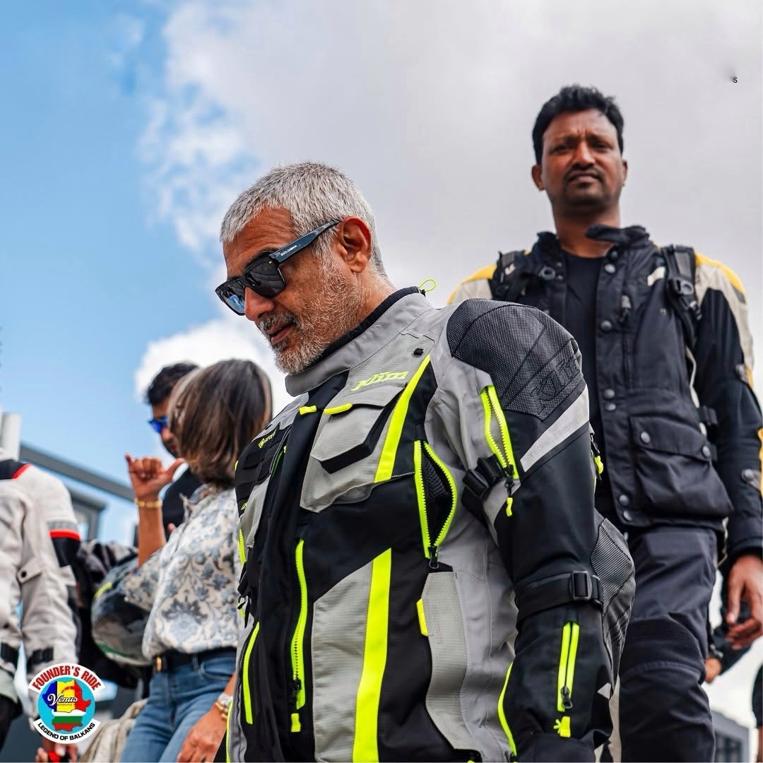 AkTeamOnline's tweet image. Exclusive Pic Of Ajith sir 😍😍

#AjithKumarWorldTour #AjithKumar #Ajith #Ak #Thala